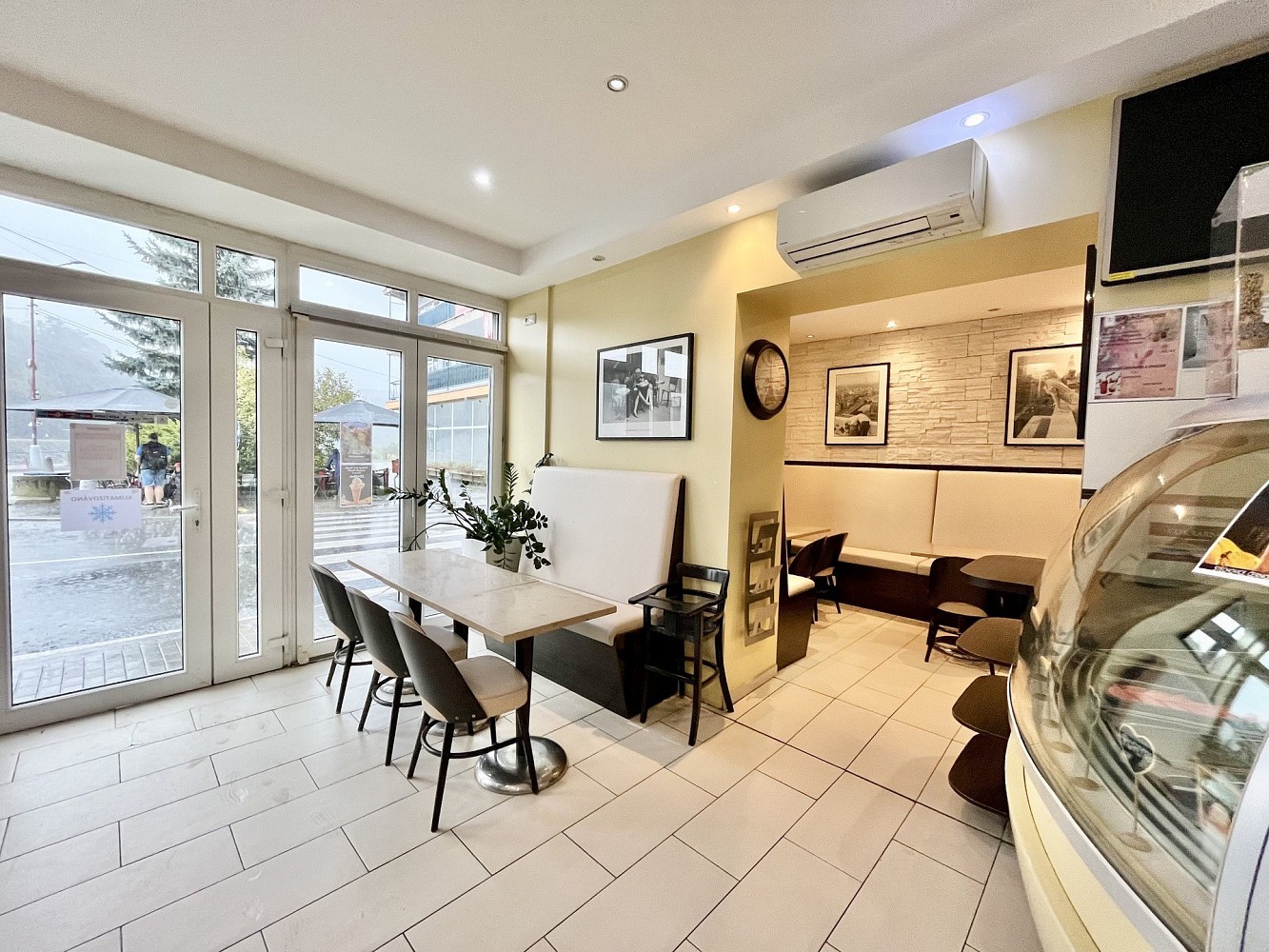 Restaurace, 102 m²