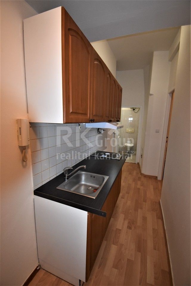 Pronájem byt 1+kk - Průběžná, Praha, 30 m²
