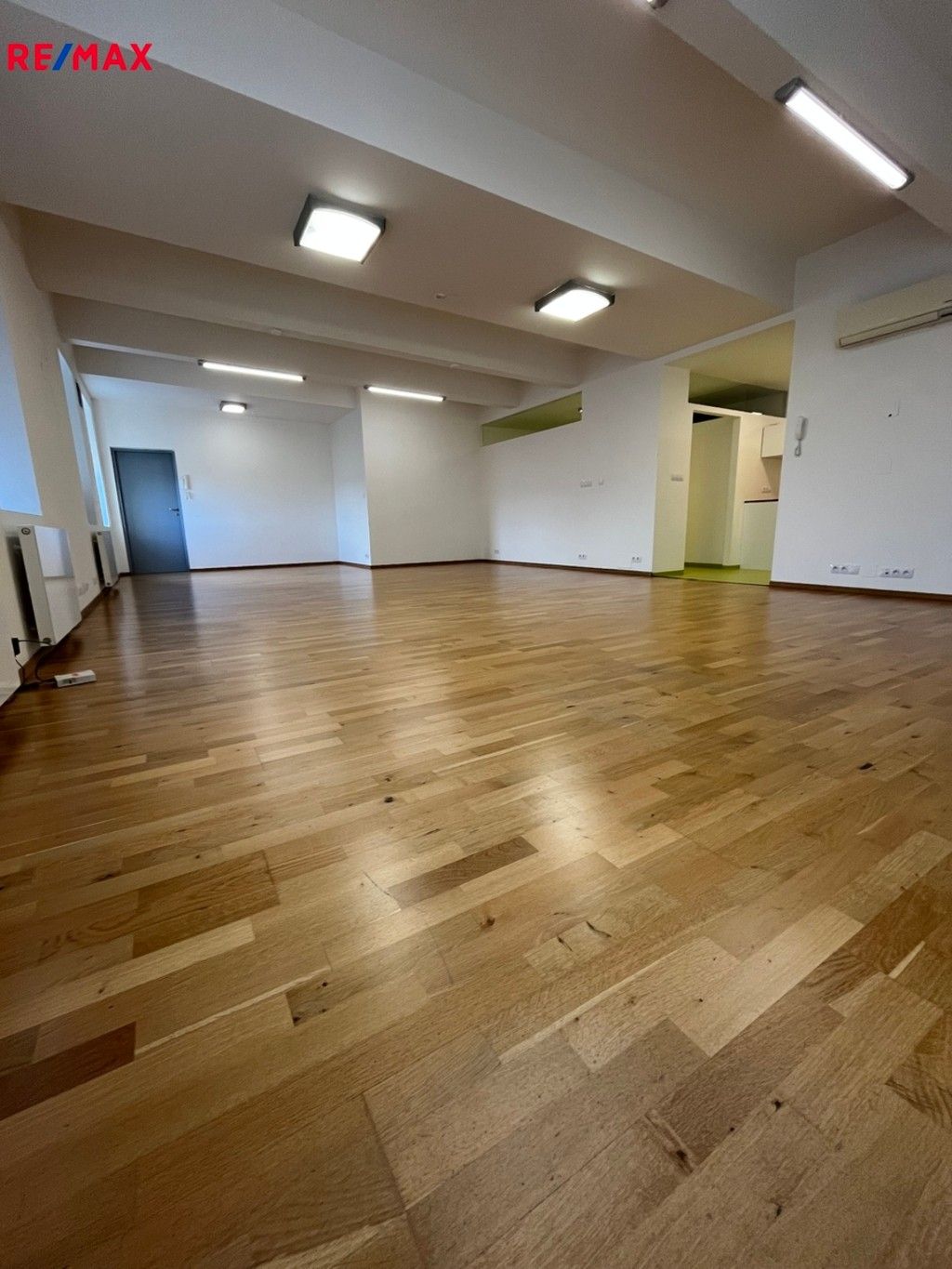 Pronájem kancelář - Křížová, Praha, 102 m²