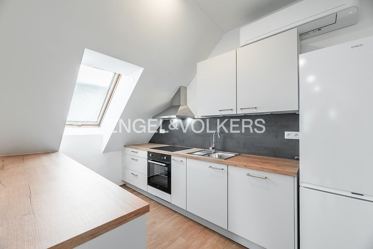 Pronájem byt 2+kk - Šrobárova 1868, Praha, 54 m²