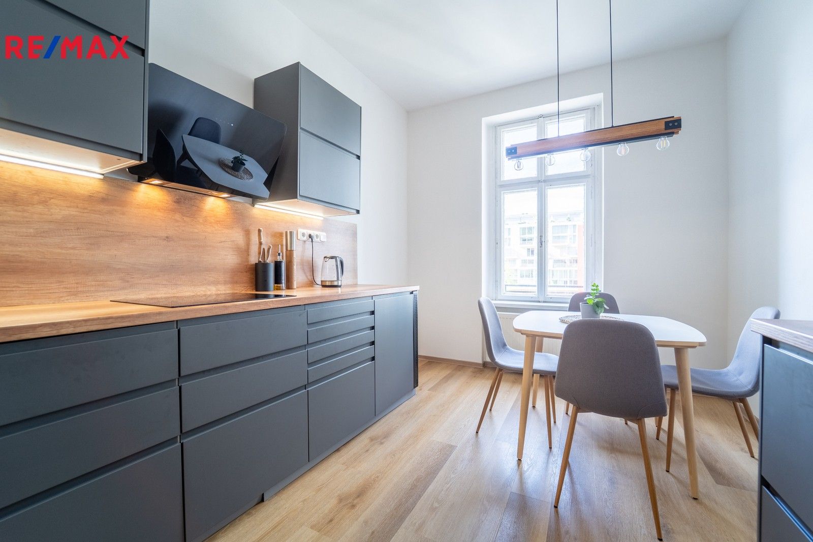 Prodej byt 2+1 - Pernerova, Praha, 62 m²