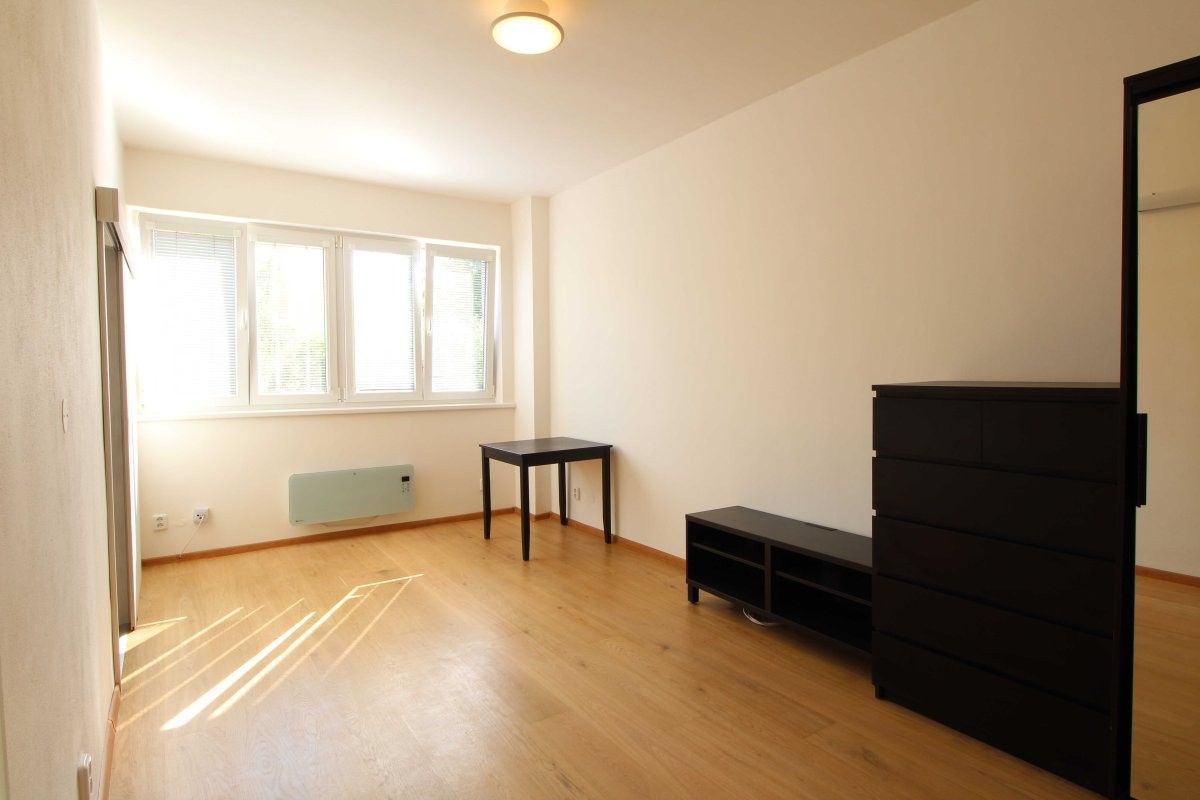 Pronájem byt 2+1 - Obětí 6. května, Praha, 40 m²