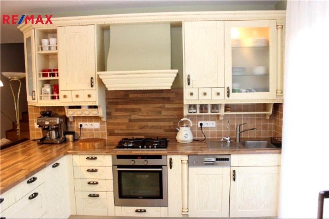 Prodej rodinný dům - Pod Valem 854, Průhonice, 271 m²