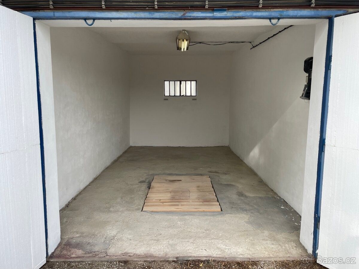 Garáže, Uherský Brod, 688 01