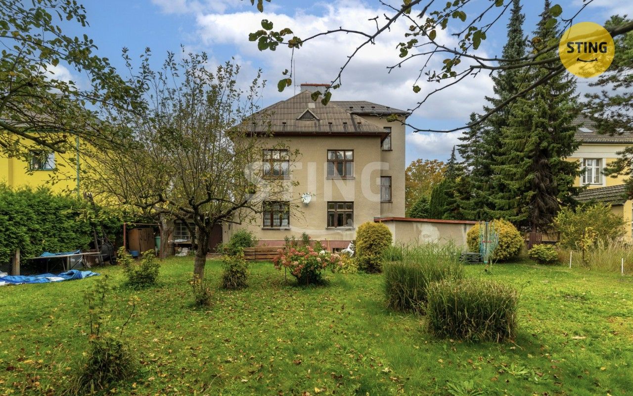 Kuća, 244 m², zemljište 738 m²