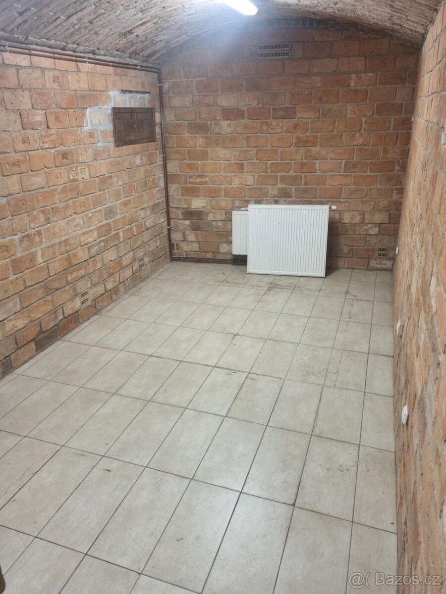 Sklady, Praha, 100 00