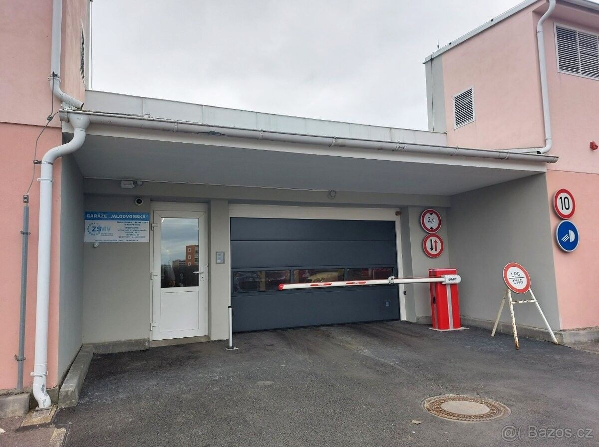 Garáže, Praha, 142 00