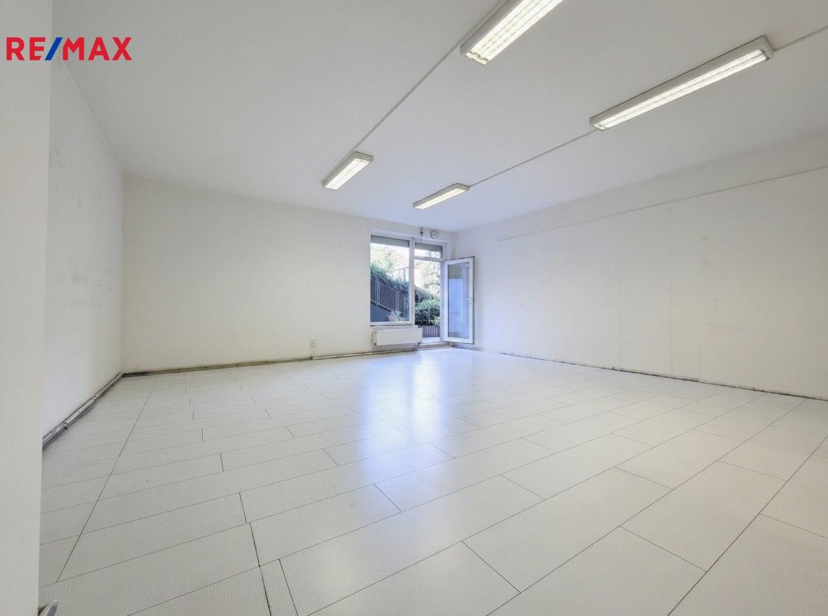 Prodej obchodní prostory - Pod školou, Praha, 62 m²