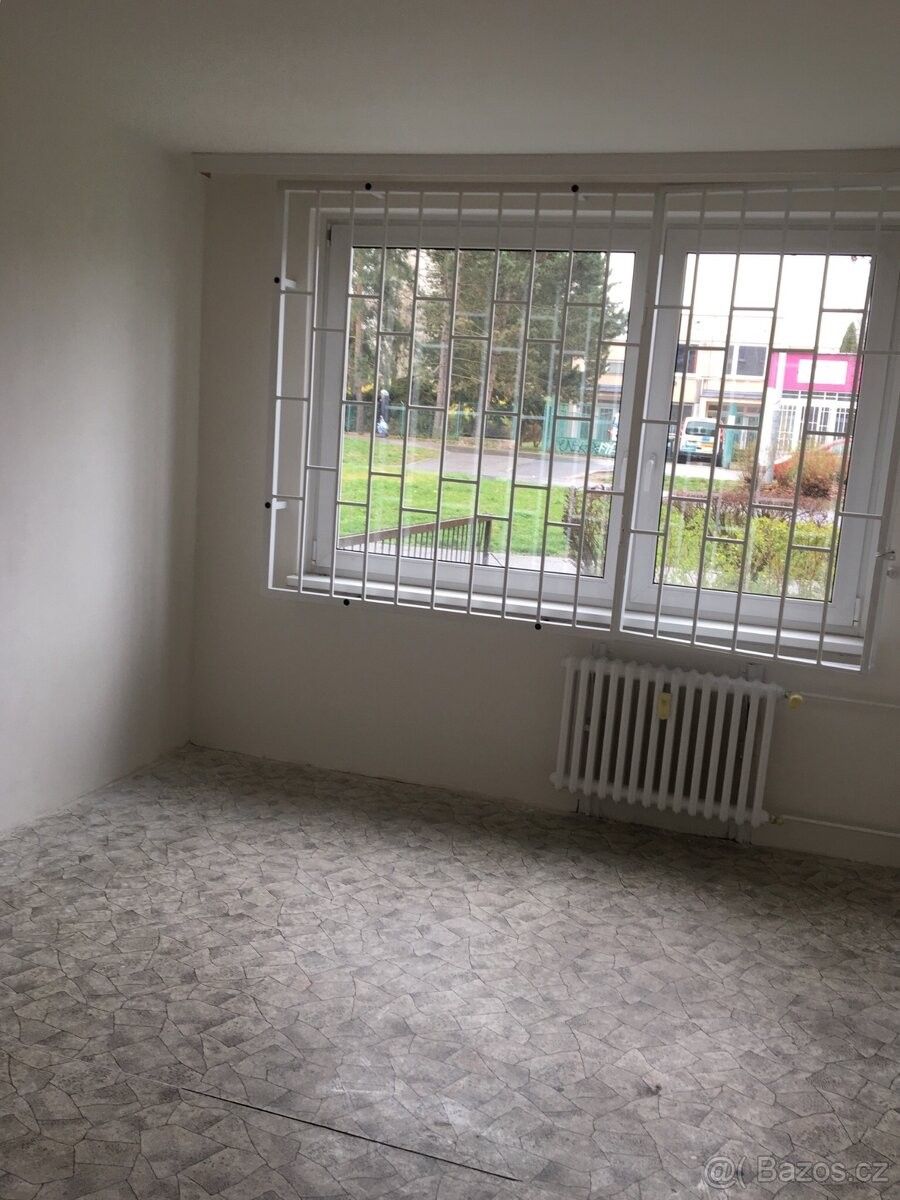 Sklady, Praha, 143 00