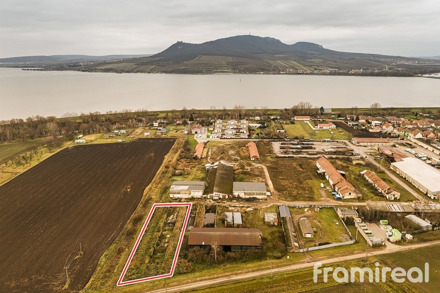 Komerční pozemky, Strachotín