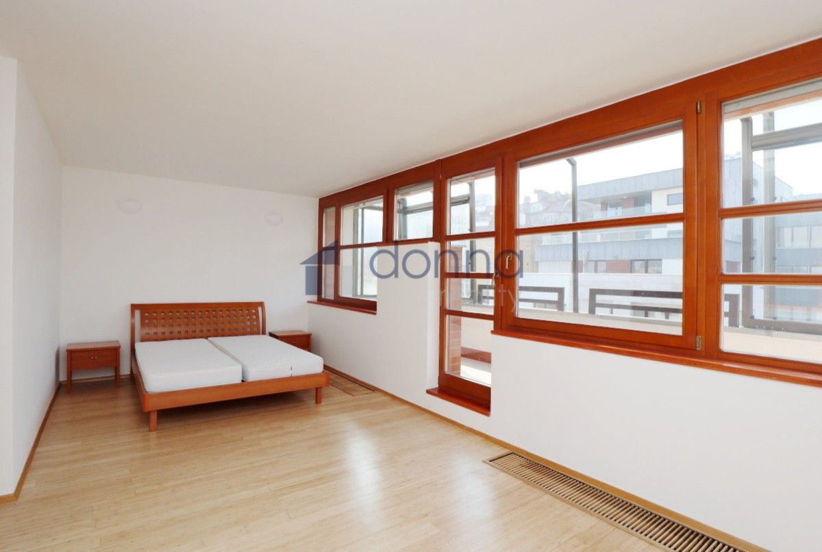 Pronájem byt 2+kk - U Nikolajky, Praha, 82 m²