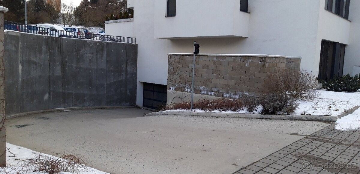 Garáže, Brno, 635 00