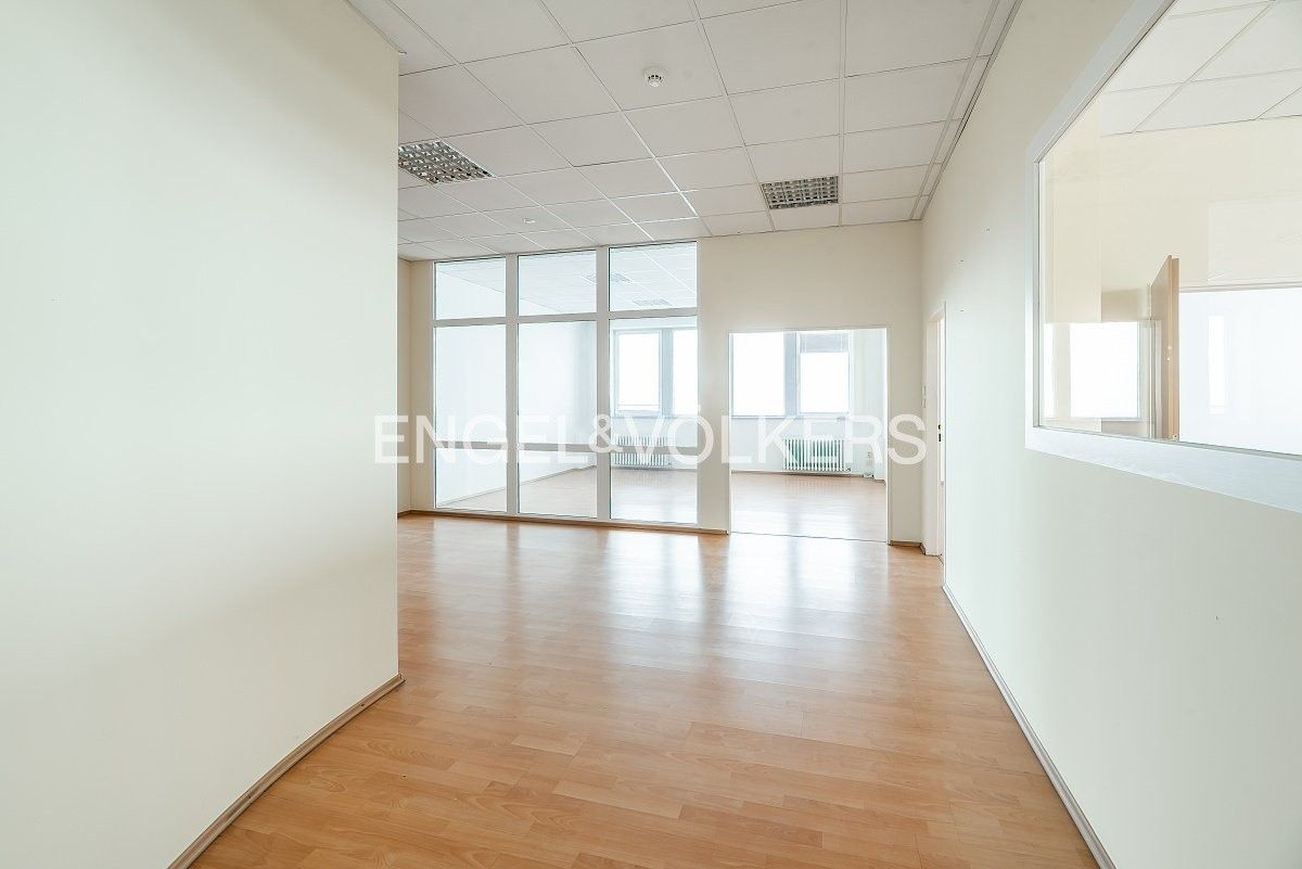 Pronájem kancelář - Jizerská, Praha, 714 m²