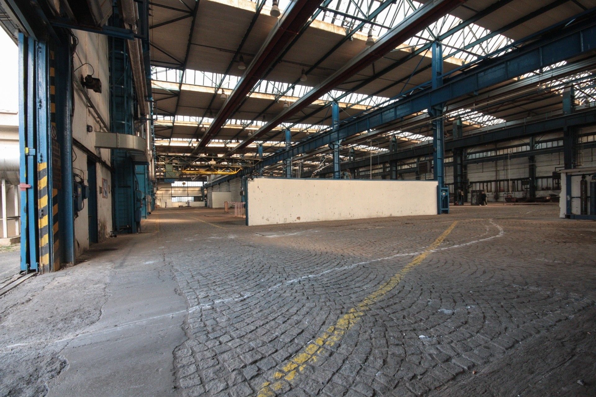 Pronájem sklad - Komořanská, Praha, 2 600 m²