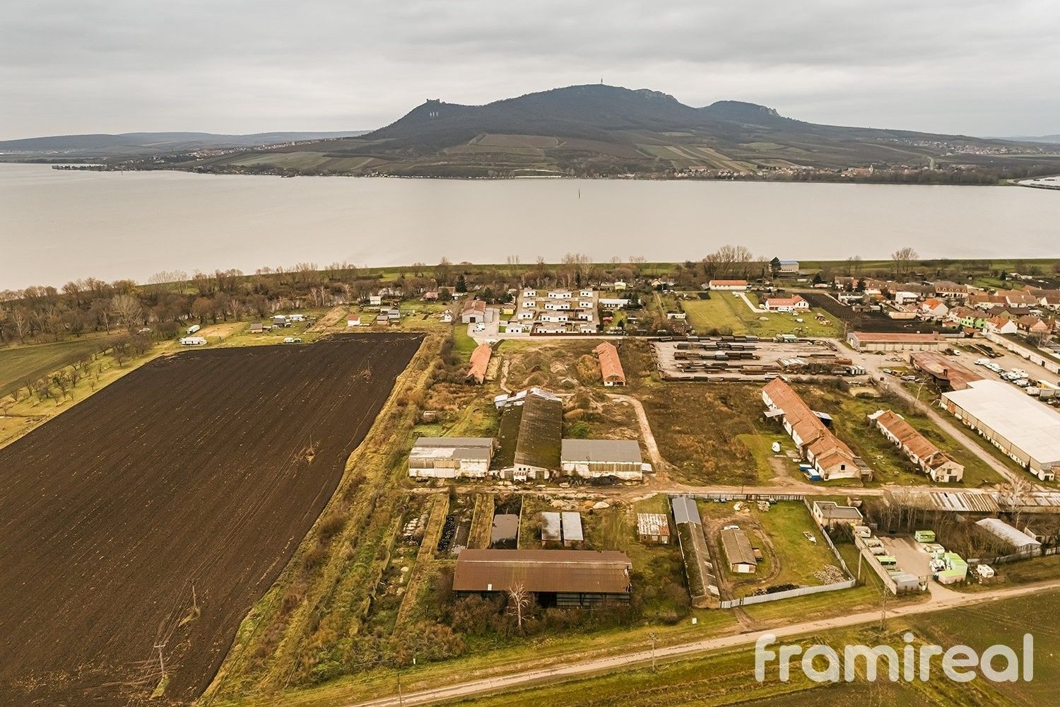 Komerční pozemky, Strachotín