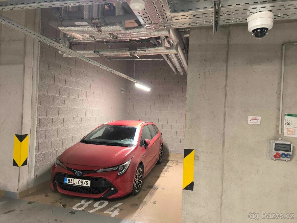 Garáže, Praha, 143 00