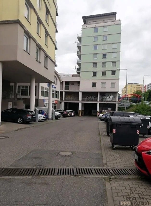 Garáže, Praha, 158 00