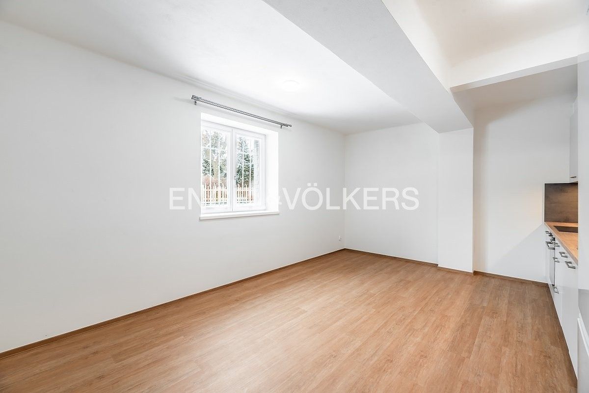 Pronájem byt 2+kk - Šrobárova 1868, Praha, 49 m²