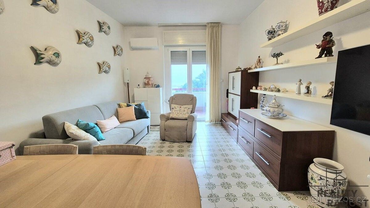 Byty, 987 66, Zahraničí