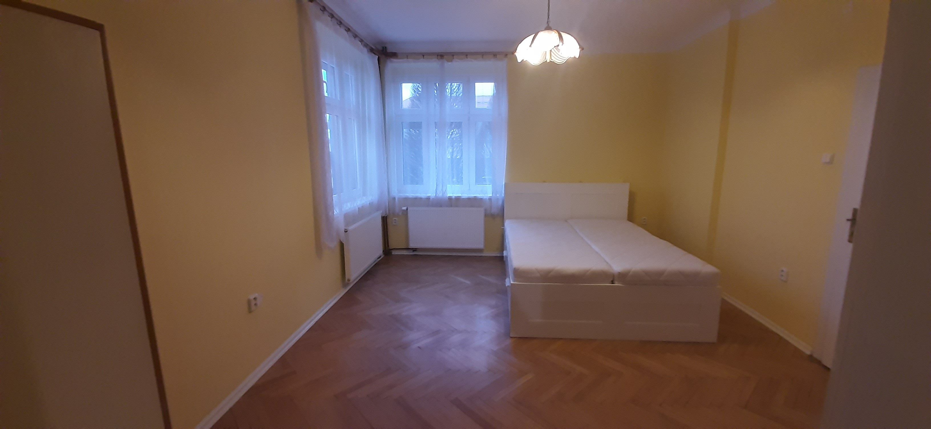 Pronájem byt 1+1 - Jeseniova, Praha, 42 m²