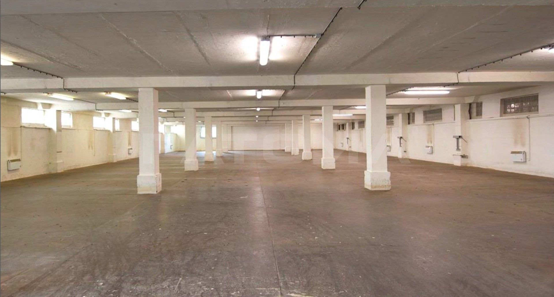 Pronájem sklad - Ve žlíbku, Praha, 903 m² - 2