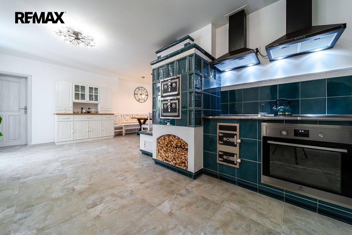 Rodinné domy, Chvalatice, okres Znojmo, 428 m² - 1