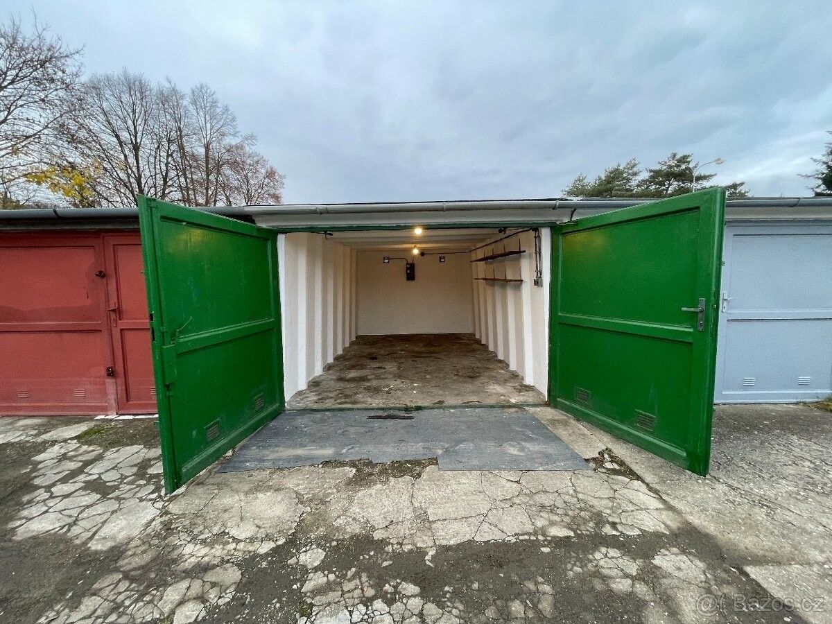 Garáže, Uherský Brod, 688 01