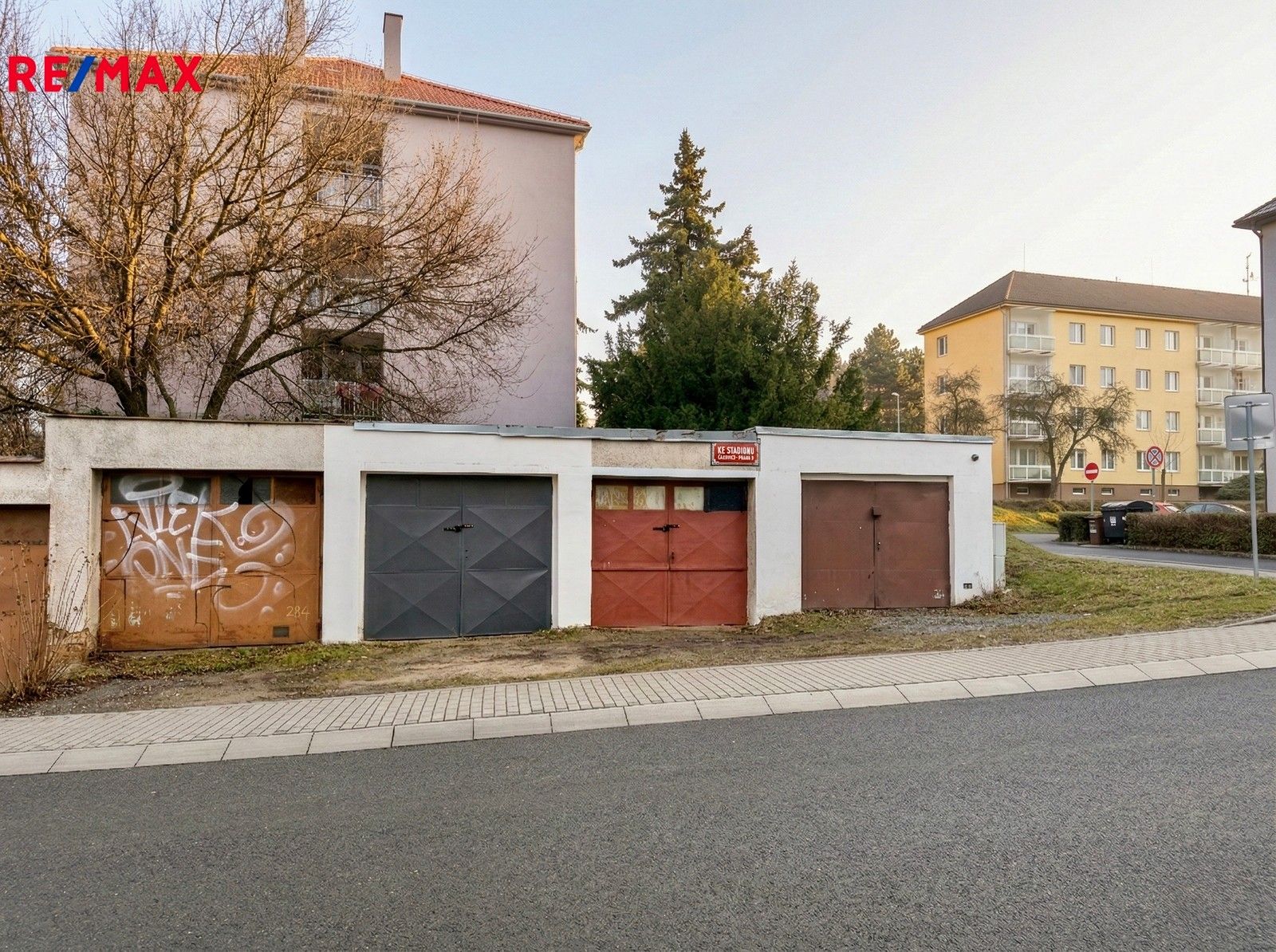 Pronájem garáž - Ke stadionu 855, Praha, 16 m²