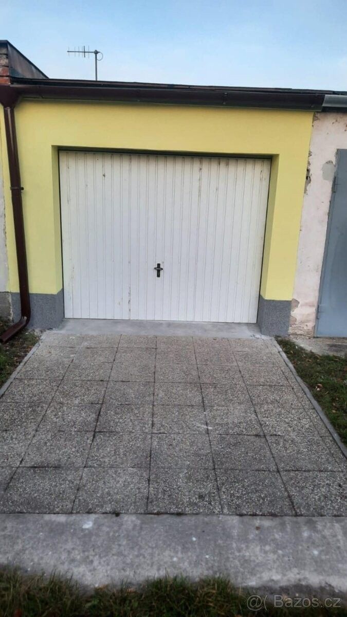 Garáže, Břeclav, 690 03