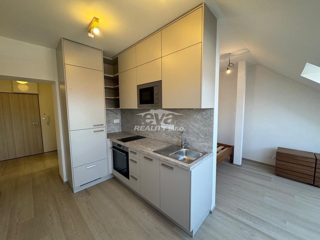Byt 1+kk · 32 m² · Petrohradská, Praha - 3