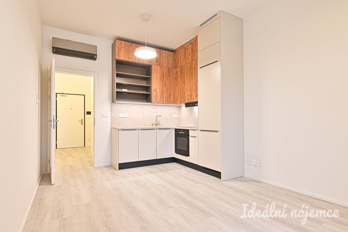 Pronájem byt 1+kk - Komárovská, Brno, 29 m²