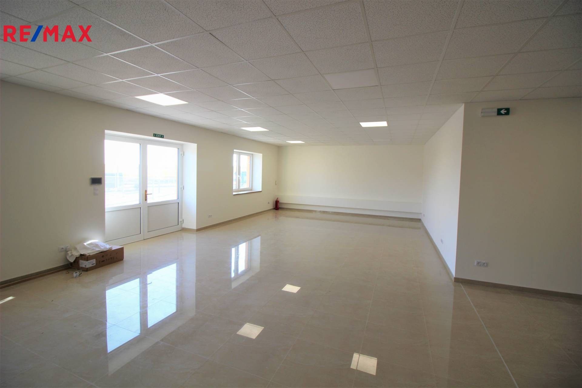 Pronájem obchodní prostory - Rostoklaty, 190 m²