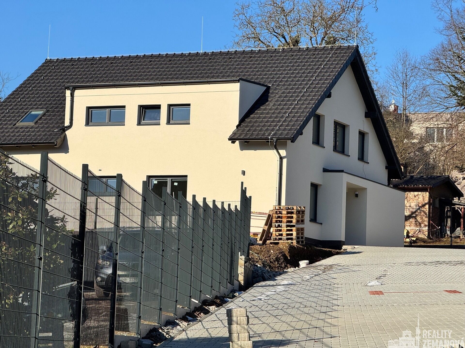2+kk, Hlavní, Jesenice, 42 m²