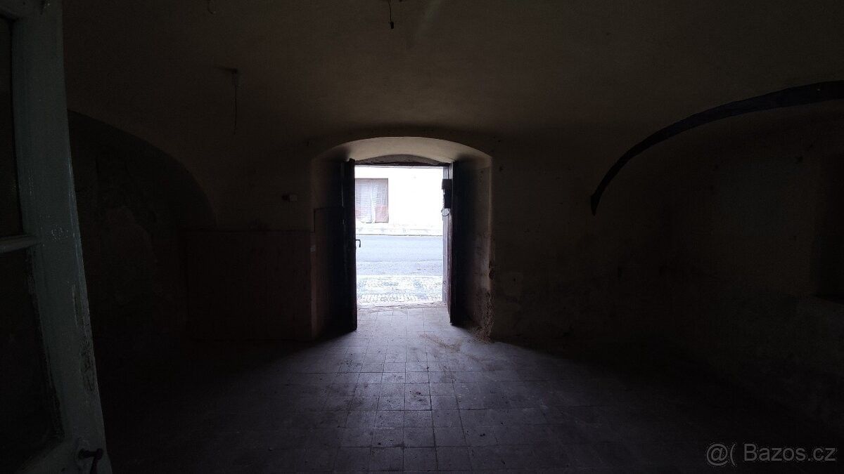 Obchodní prostory, Velvary, 273 24