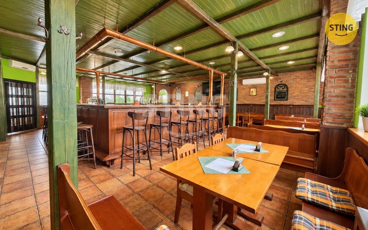 Restaurace, 320 m²