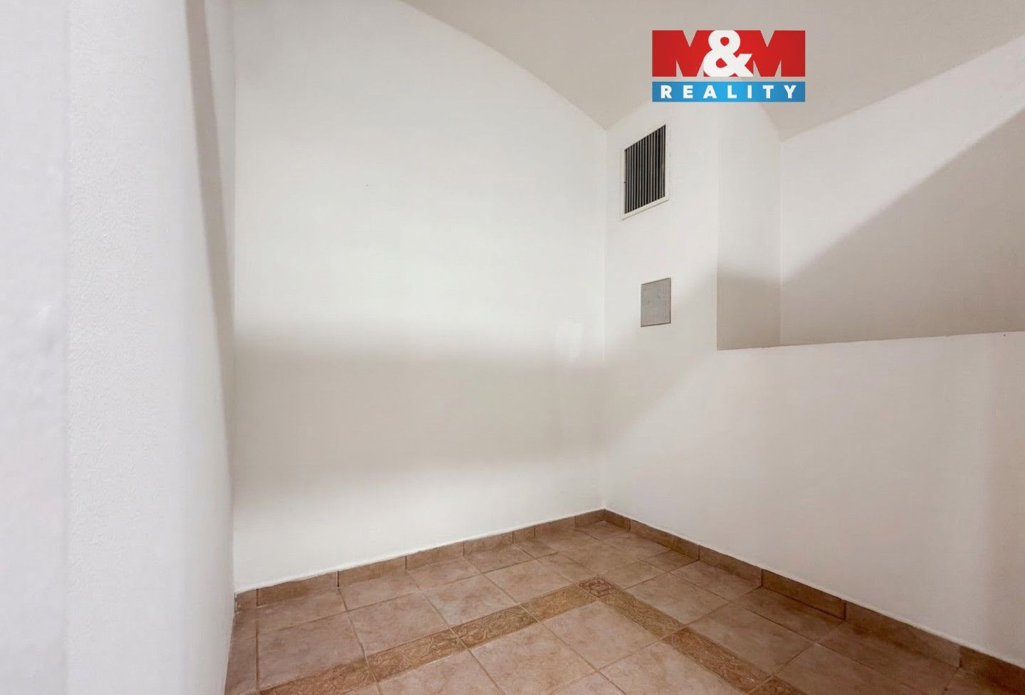 Sklady, Sokolská, Praha, 4 m²