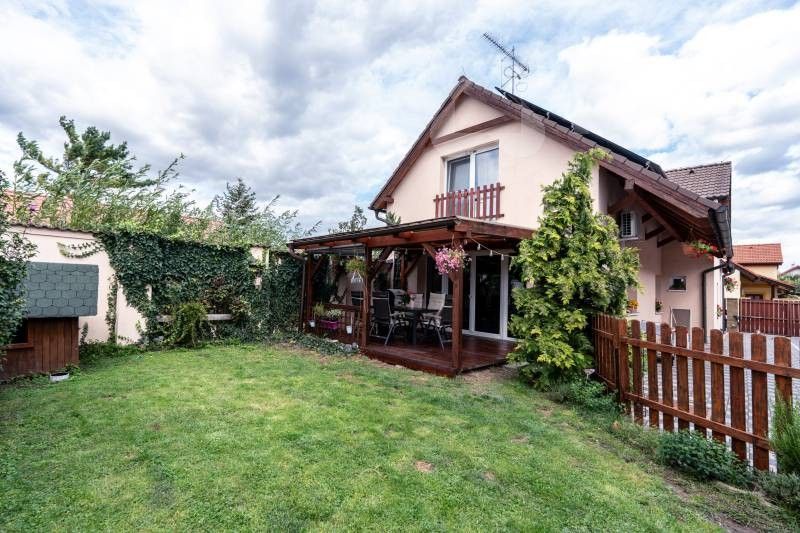 Prodej rodinný dům - Bříství, 242 m²