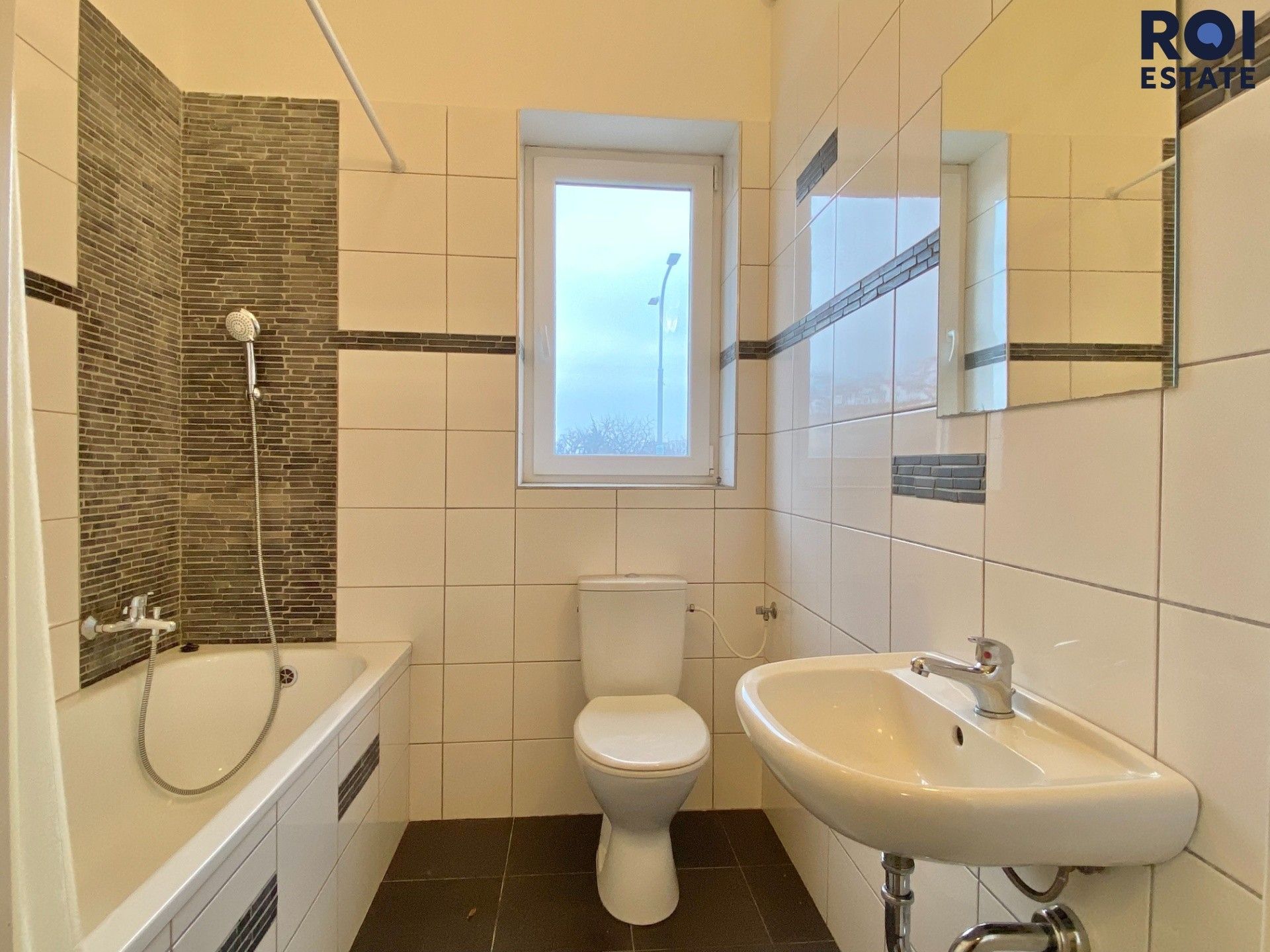 Pronájem byt 2+kk - Spojovací, Praha, 45 m²