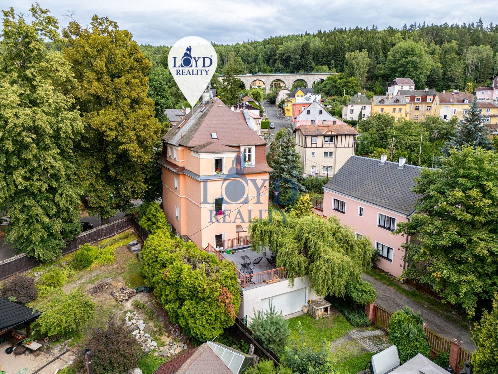 Prodej vila - U Jezírka, Karlovy Vary, 221 m²