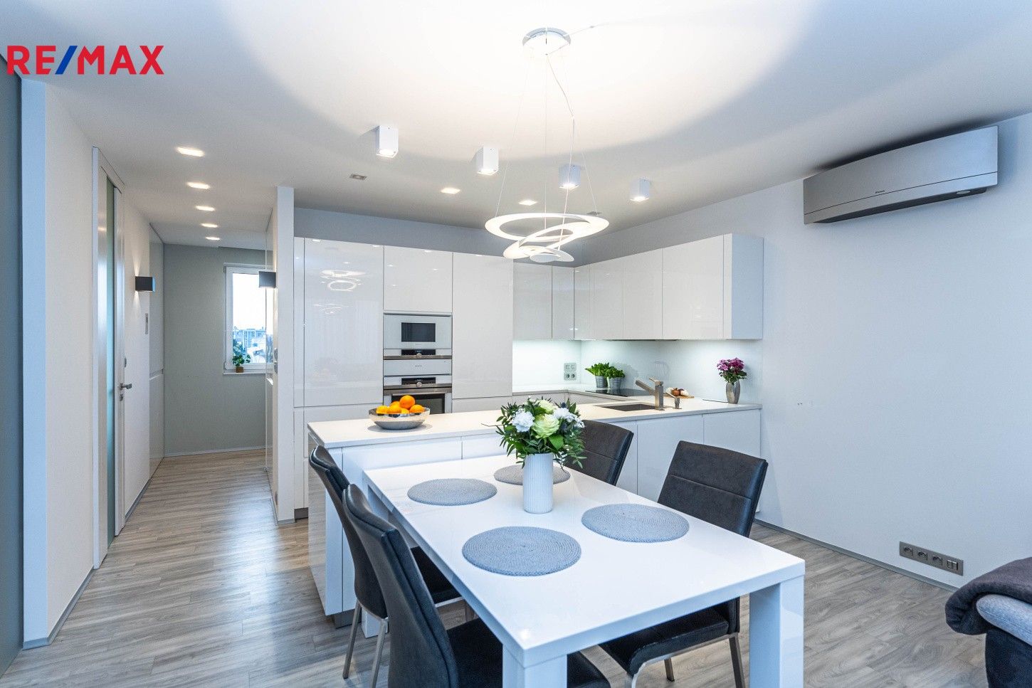 Pronájem byt 2+kk - Novostrašnická, Praha, 68 m²