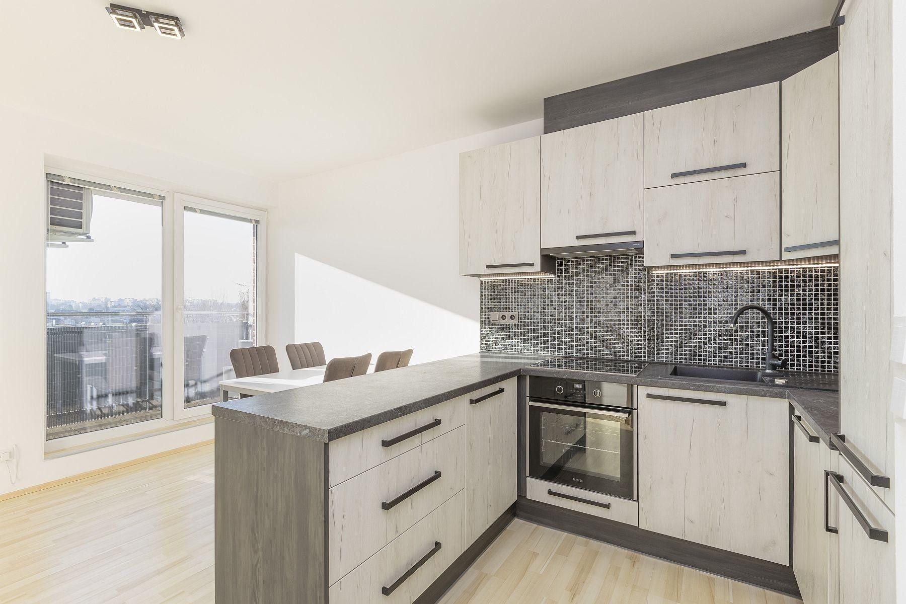 Pronájem byt 4+kk - U Sportovní školy, Pardubice, 90 m²