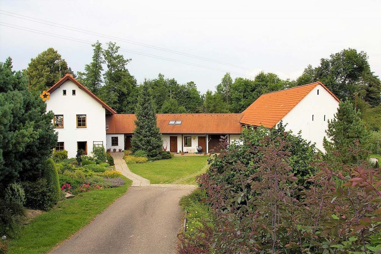 Chaty, Zvěstov, Středočeský kraj
