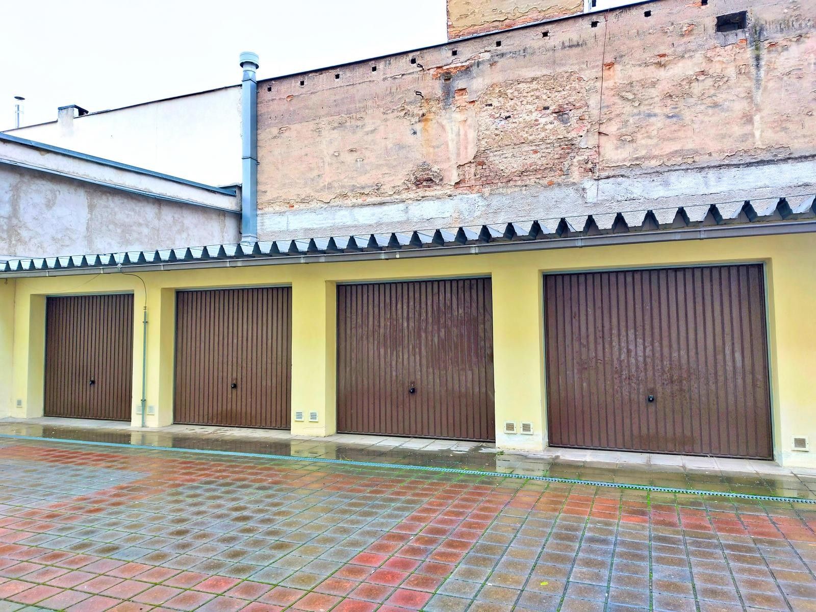 Garáže, Vlastislavova, Praha, 14 m²