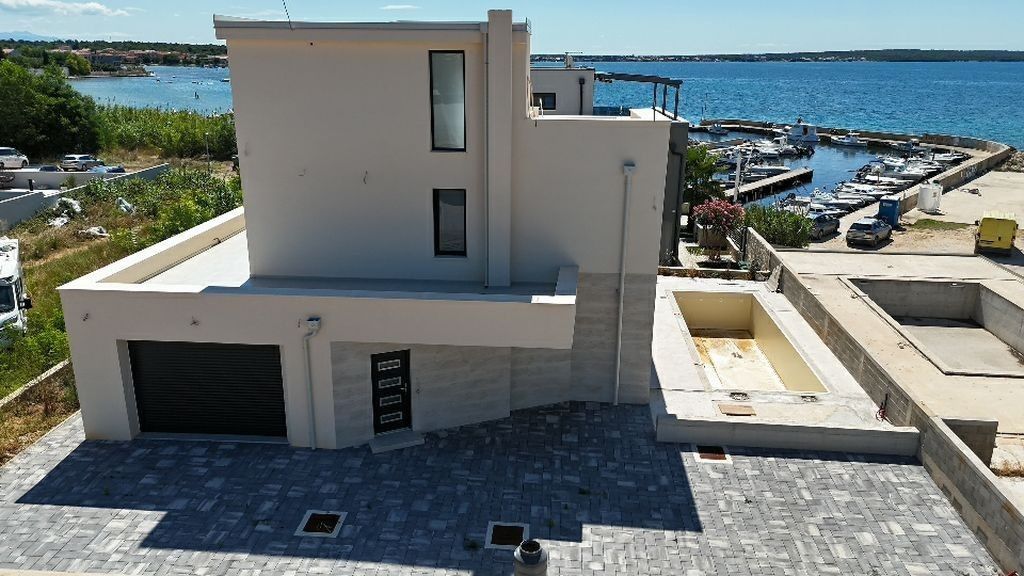 Rodinné domy, 987 66, Zahraničí