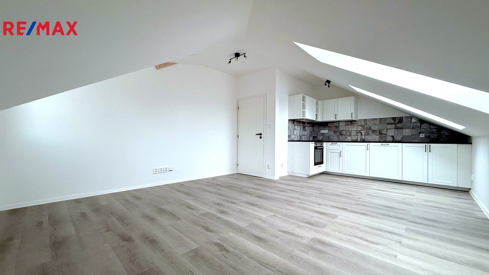 2+kk, Slatiňanská 927, Praha, 53 m²