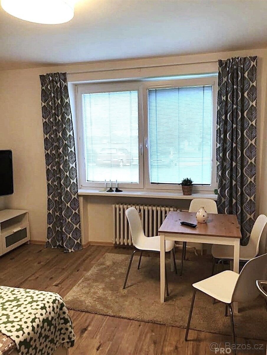 Pronájem byt - Velká nad Veličkou, 696 74