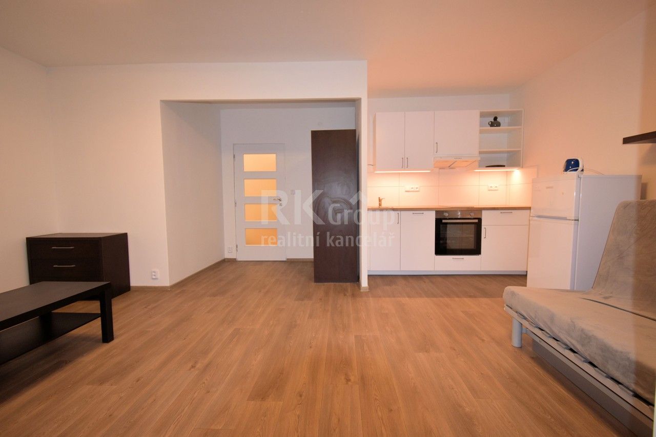 Pronájem byt 1+kk - Hlivická, Praha, 35 m²