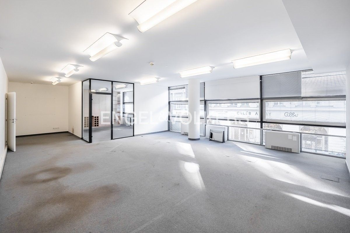 Pronájem kancelář - Štefánikova, Praha, 226 m²