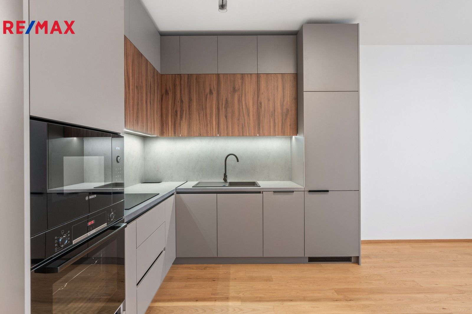 Pronájem byt 2+kk - U Komína, Praha, 54 m²