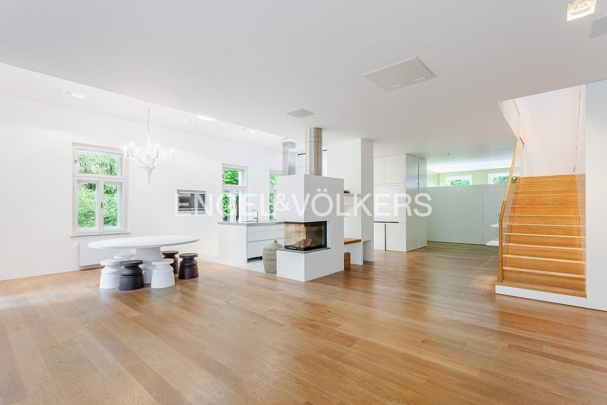 Vily, U Besedy 320, Praha, 325 m²